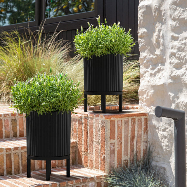demi raised planter