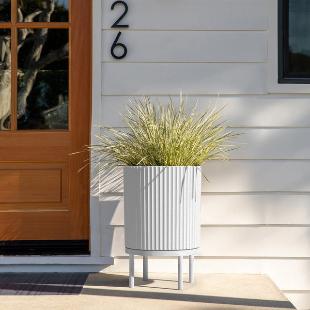 demi raised planter