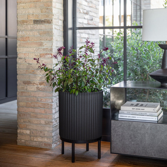 demi raised planter