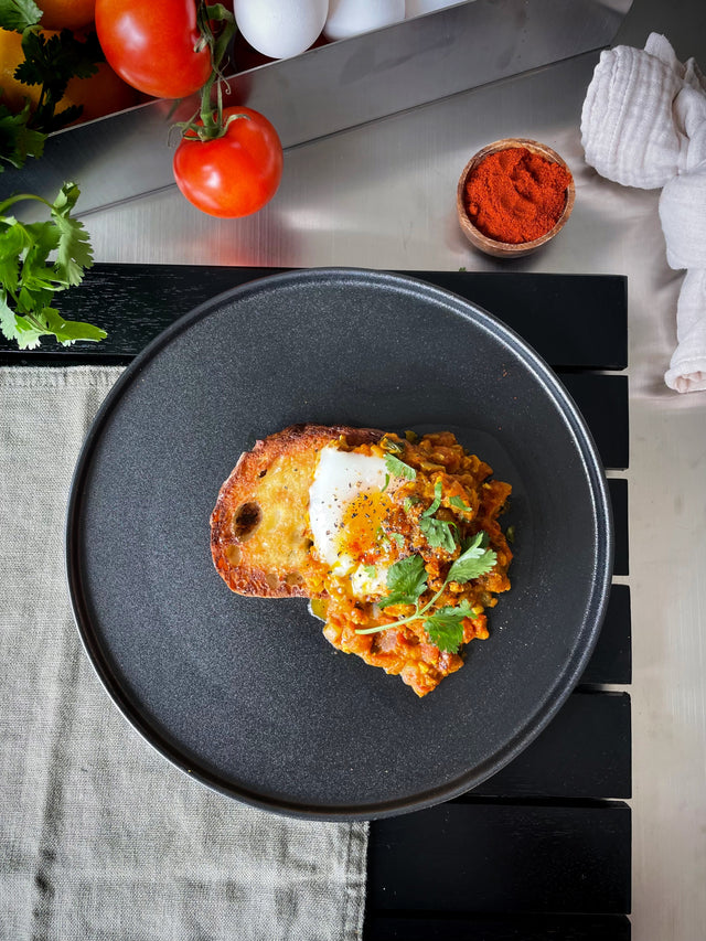 how to make poached eggs in spicy curried tomatoes