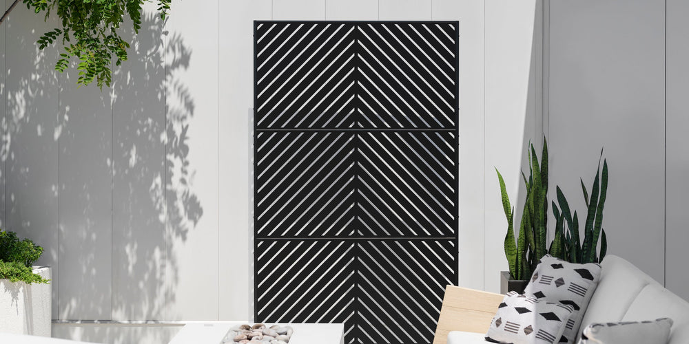 Parilla Privacy Screen in Black Metal