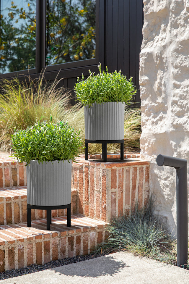 demi raised planter