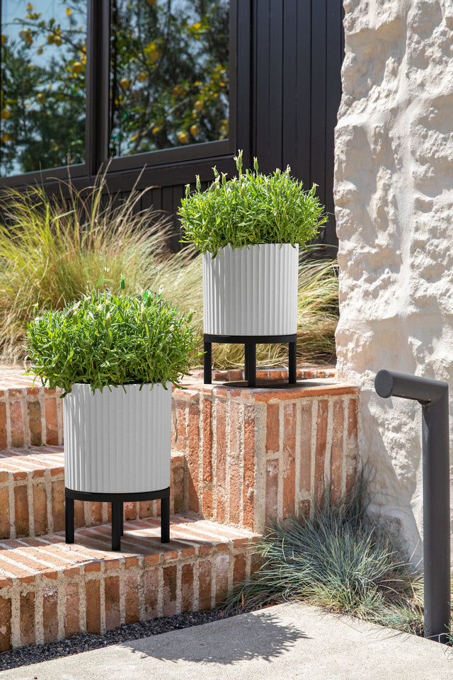 demi raised planter