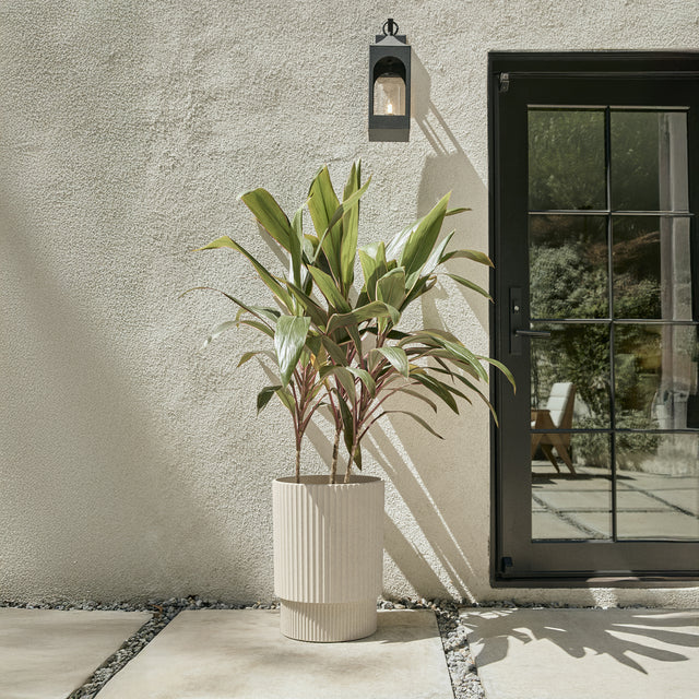 demi elevated planter