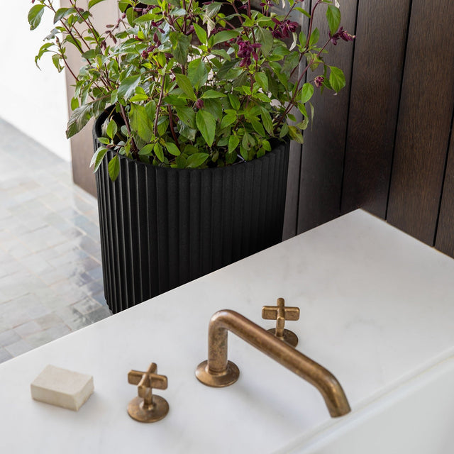 demi raised planter